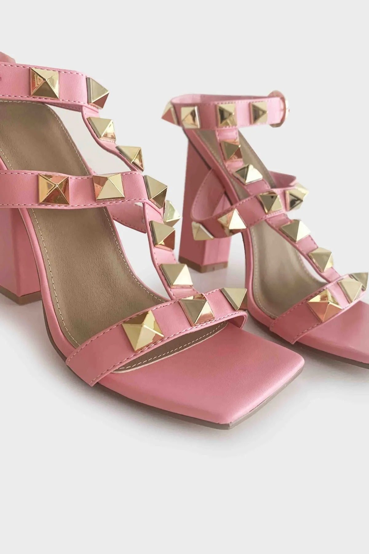 All Eyes On You Rockstud Heels Sandals Pink