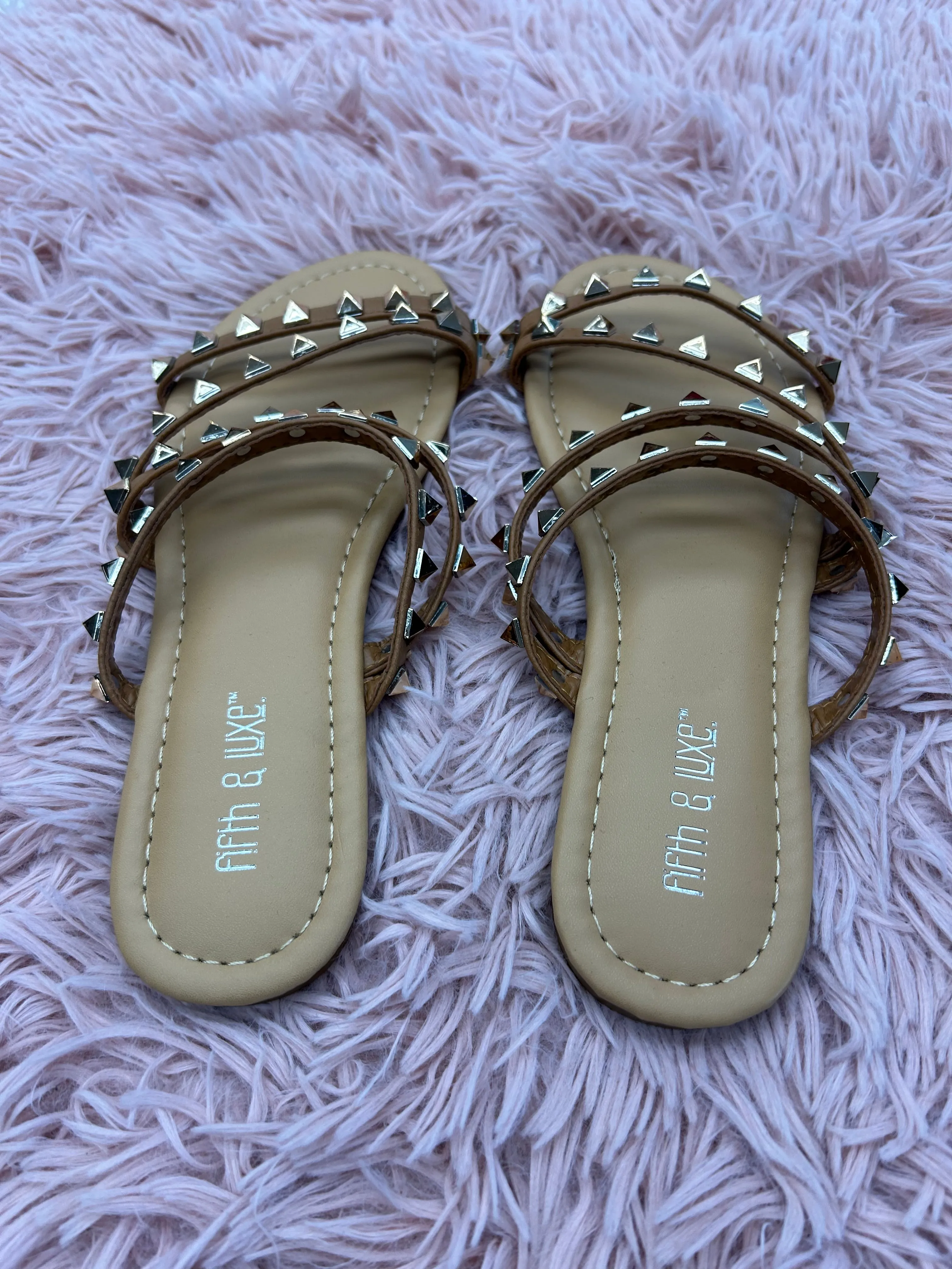 Sandals Flats By Clothes Mentor In Brown, Size: 7